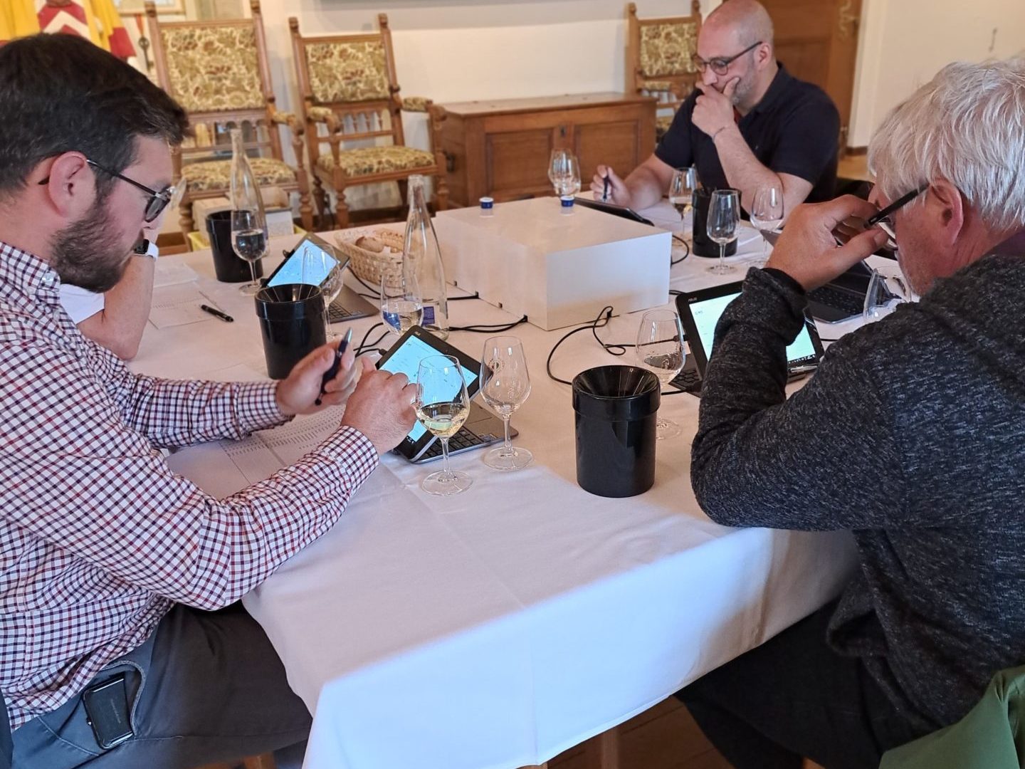 L’Encavage de l’Etat reçoit le prix Ambassadeur de Neuchâtel Vins et Terroir