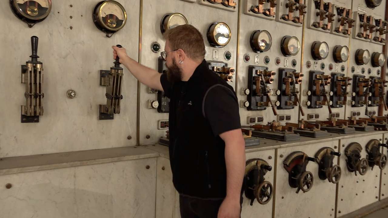 Découverte d'un tableau électrique oublié de 1897