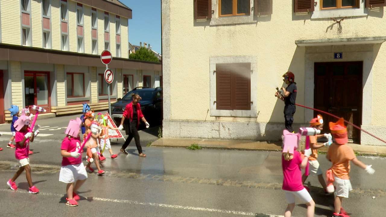 Abbaye de Fleurier: le cortège sous un soleil de plomb