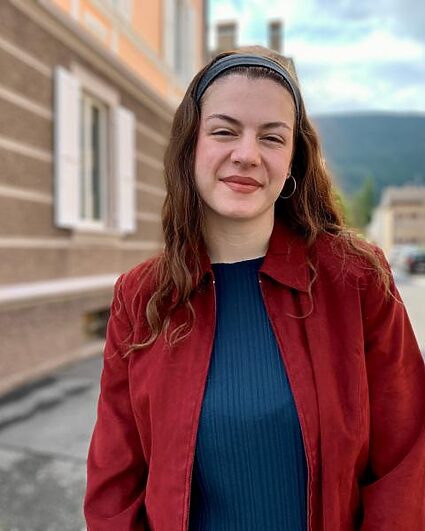 Une jeune femme à la tête de JEX