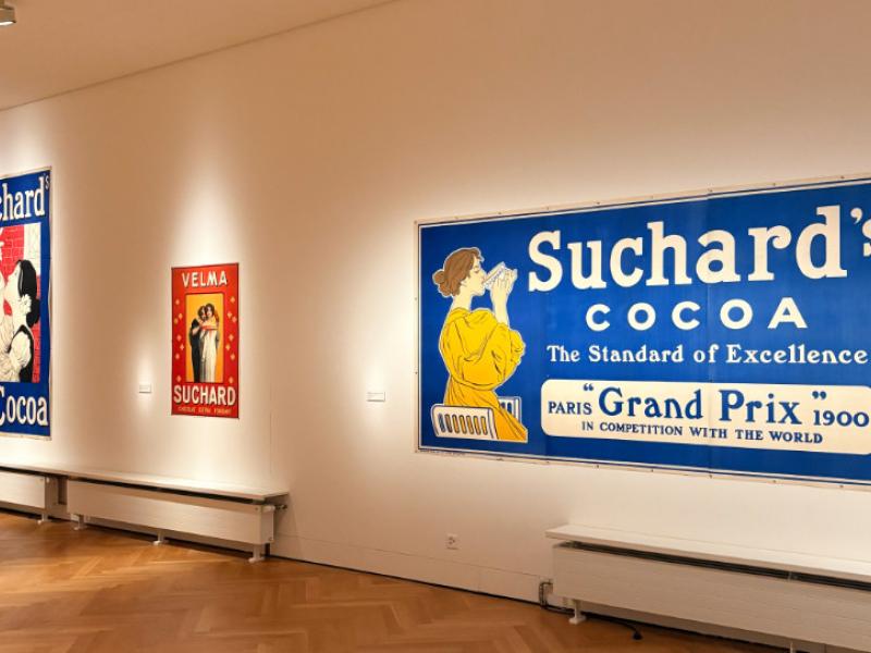 Les femmes Suchard de la Belle Époque arborées au musée