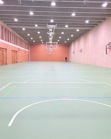 Sous la cour de récréation, deux salles de sport