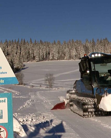 La saison de ski a commencé... et c'est grâce à ce bénévole