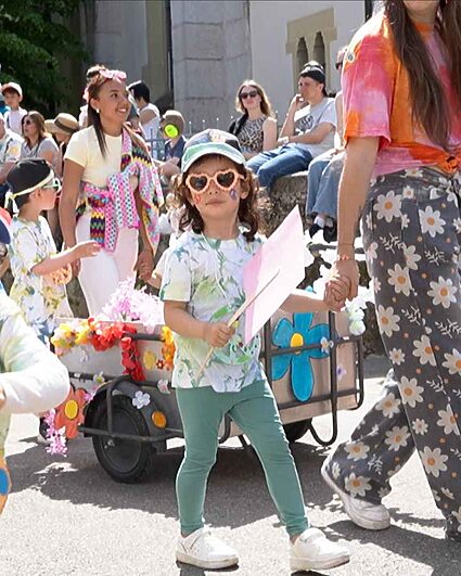 La paix et l'amour au centre du cortège de Cressier