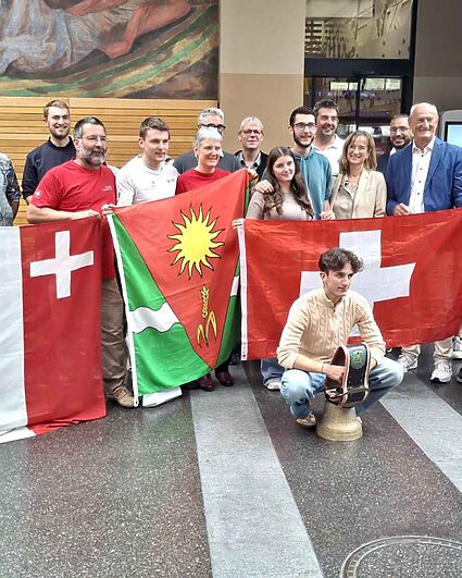 Cloches, drapeaux et limousine pour célébrer le retour du médaillé Augustin Mettraux